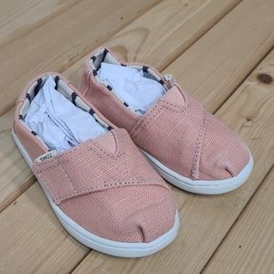 TOMS szT7 peach/pink gently used velcro slipons